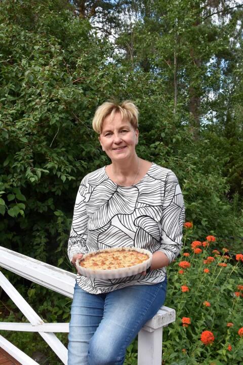 Onnea! Nimipäiväsankari Leena Koivisto leipoi Leenan päivän lakkapiirakkaa itse poimituista linteistä. 
