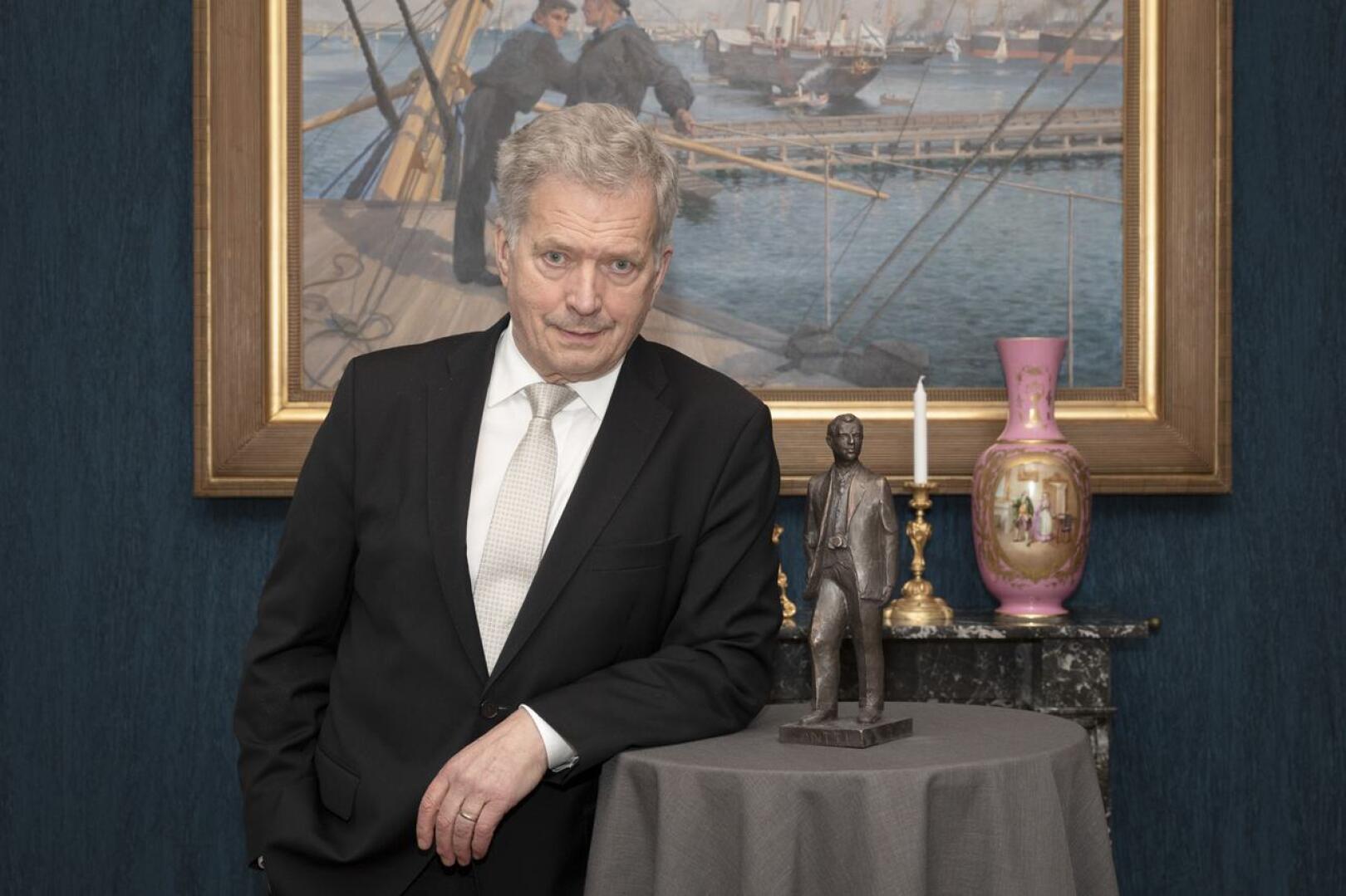 Antti-patsas. Tasavallan presidentti Sauli Niinistö on saanut Suomen paikallislehtien myöntämän vuoden 2020 Antti-patsaan tunnustukseksi paikallislehdistön ja sen tekemän työn huomioimisesta.