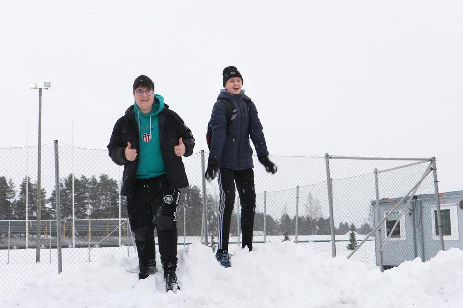 Merenojan koulun sanomalehtiviikolla mietityttää ilmastonmuutos. Kirjoittamisen ohella lumihangessa piipahtaneet toimittajat Armen Mhitarjan ja Nikolas Siipola miettivät, onko Suomen talvi tulevaisuudessakin luminen.