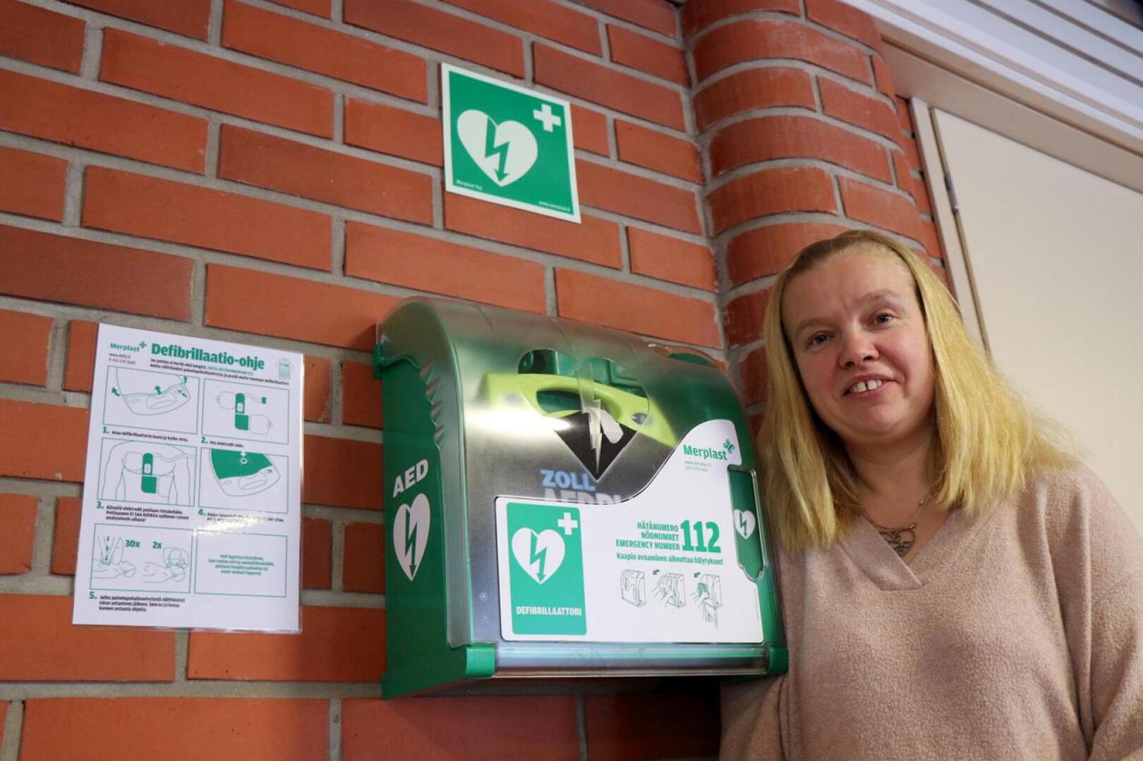 Defibrillaattori on sijoitettu liikuntakeskuksen aulaan, josta se on hätätilanteen sattuessa helposti kaikkien saatavilla, kertoo vapaa-aikasihteeri Satu Koski.
