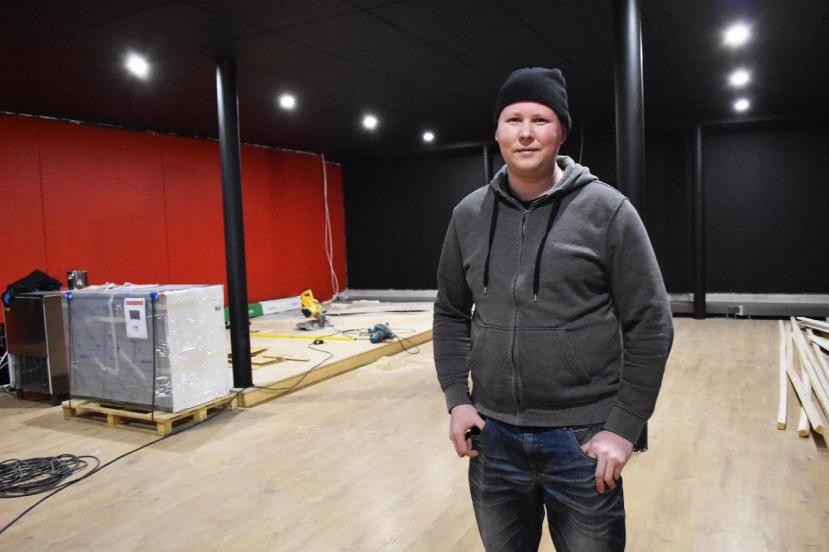 Marjuskan yrittäjä Mika Siltala on remontoinut uutta yökerhopuolta muiden hommien ohessa kesästä lähtien. Laajennuksen myötä ravintolalle tulee kokoa yli 500 neliötä terassit mukaan lukien.