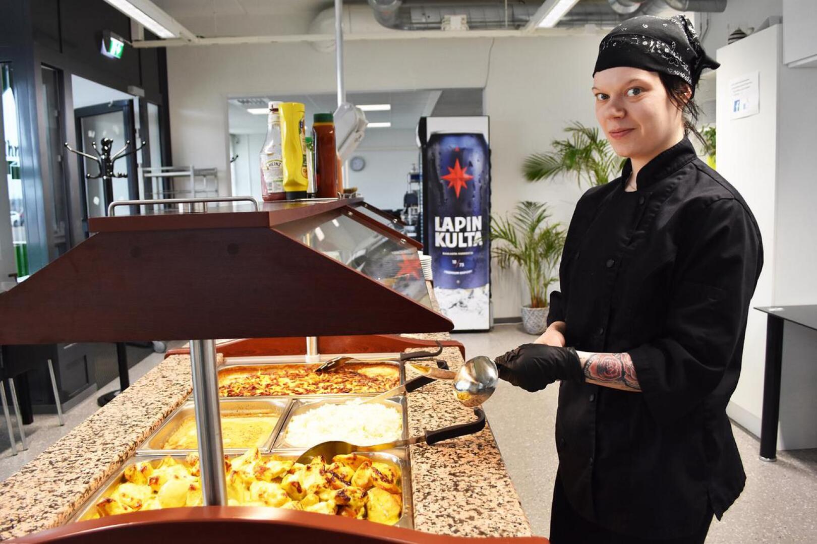 Minttu-Maaria Rytky kokkaa lounaan Ihmeen Hyvässä noin sadalle asiakkaalle päivässä. Kotona hän tykkää laittaa samnanlaista kotiruokaa kuin töissäkin. 