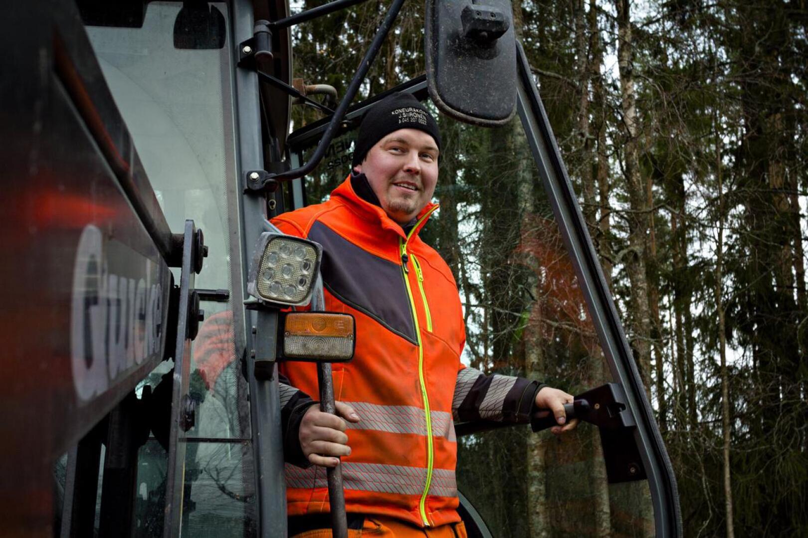 Jarkko Siironen viihtyy hyvin koneiden puikoissa. Kaivureiden ja kuorma-auton lisäksi kalustoon kuuluu pari traktoria.