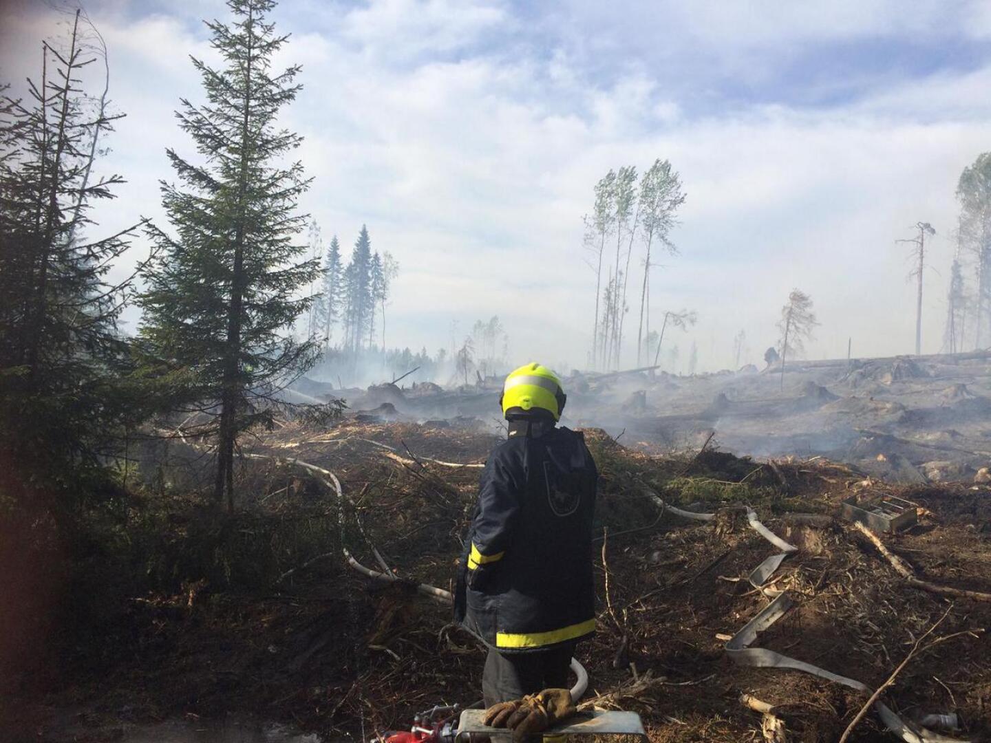 Metsäkoneesta lähtenyt kipinä on aiheuttanut uhkaavia tulipaloja eri 
puolilla maata. Viikonloppuna metsäpaloa sammutettiin muun muassa 
Kalajoella.
