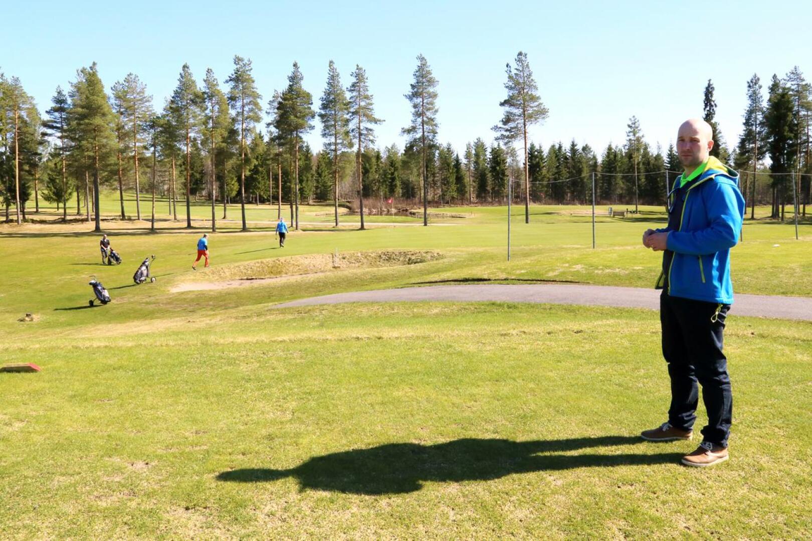 Nivalan Seudun Golfin toiminnanjohtaja Mika Takanen on tyytyväinen siitä, että kesäkuussa päästään pelaamaan liiton kisoja.