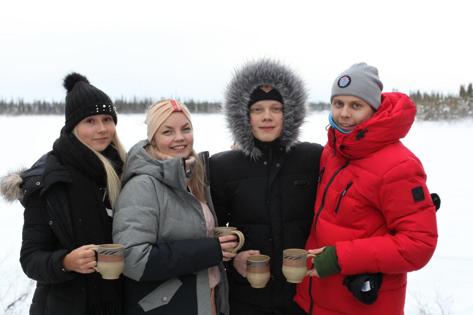 Somevaikuttajat Mandimai Sundberg, Miisa Nuorgam, Kasper Edel ja Jesse Sarkkinen lähtivät Kanadaan arktisiin oloihin tarkoituksenaan olla kolme viikkoa ilman älylaitteita ja nettiä. Viikon kuluttua korona kuitenkin sotki suunnitelmat.
