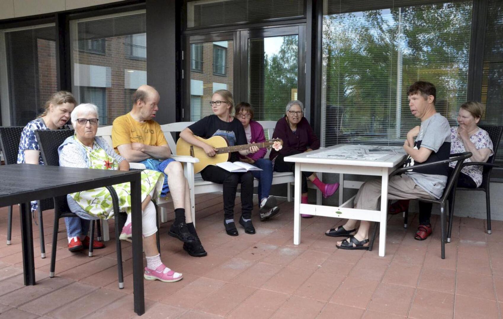 Kesäkaveri Katan musiikkihetkeä olivat kuuntelemassa Anneli, Marja-Terttu, Pekka, Ulla, Inkeri, Erkki ja Sirpa.
