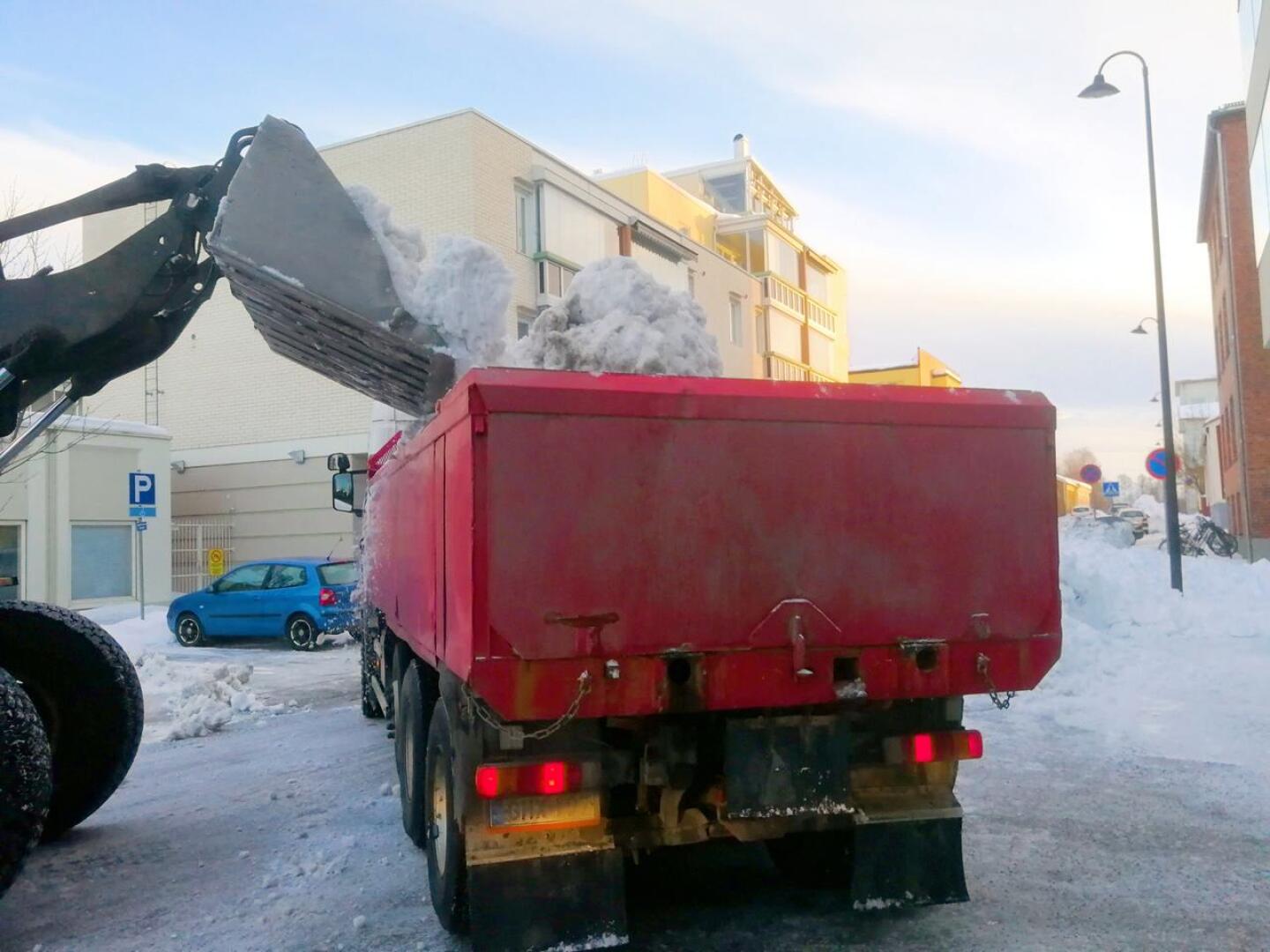 Lumiröykkiöt saattavat ensi talvena olla entistä korkeampia ja viipyä katujen varsilla pitempään, sillä Pietarsaaren kaupunki säästää.