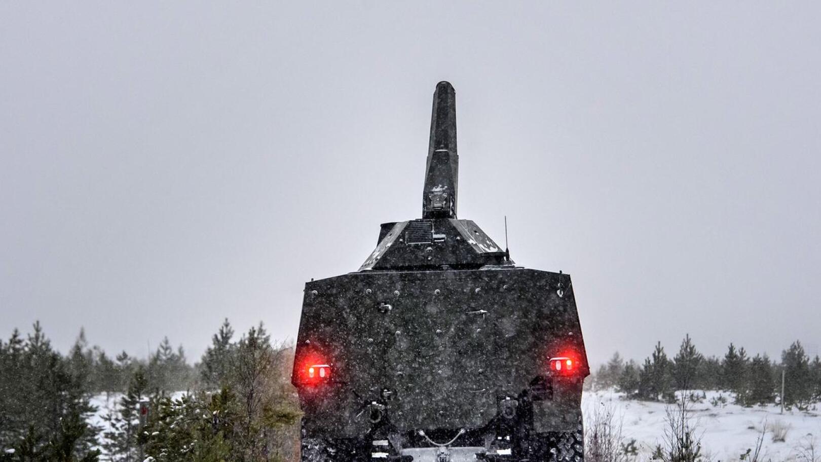Patria testasi asejärjestelmiään joulukuussa Vattajalla. Kuvassa Patrian 6x6 panssaroitu pyöräajoneuvo.