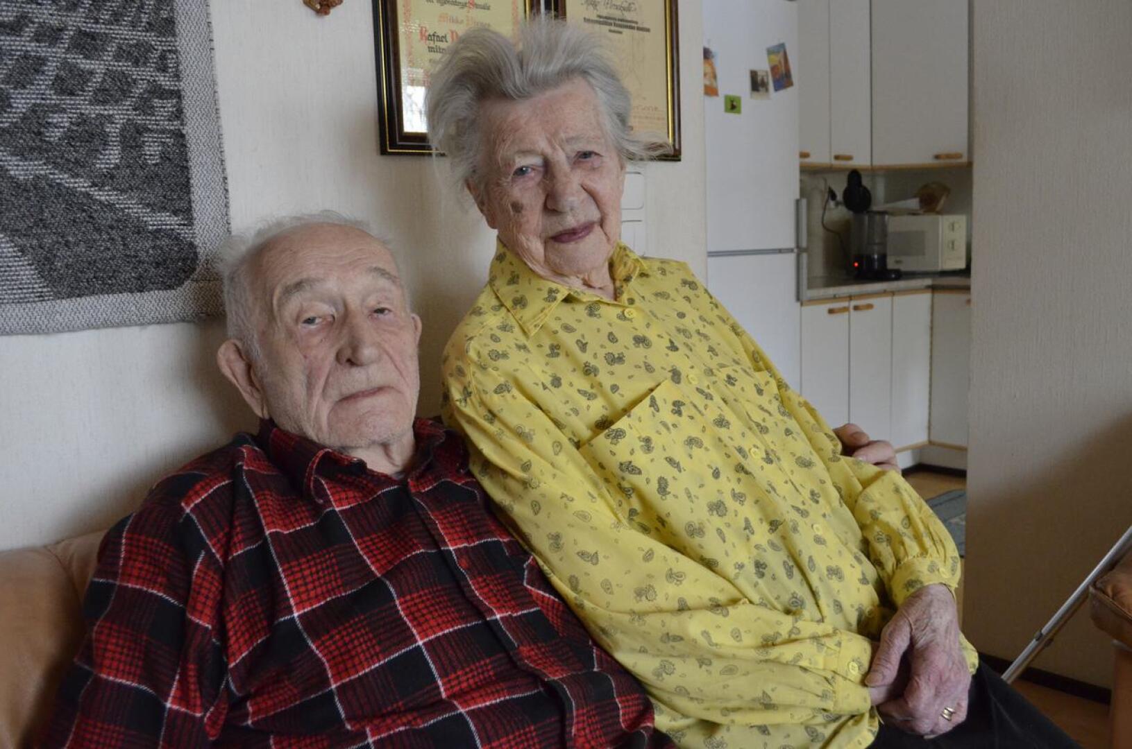 Mikko ja Anni Pirnes olivat korkeisiin ikävuosiinsa nähden huippukuntoisia. "Ollaan niin tyytyväisiä, ettei ole tarvinnut laitoksissa maata. Kun vain saataisi kotona asua, niin oltaisiin kauhean onnellisia", Anni tuumi.