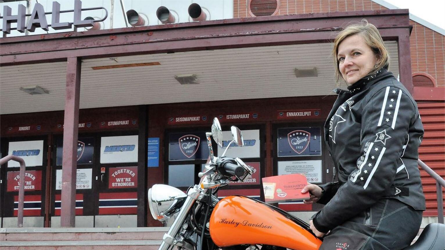 Teresa Myllymäen Teinikalenterin tarinassa oleellisia ovat niin moottoripyörä kuin Kokkolan jäähalli. Kuva: Maisa Järvelä