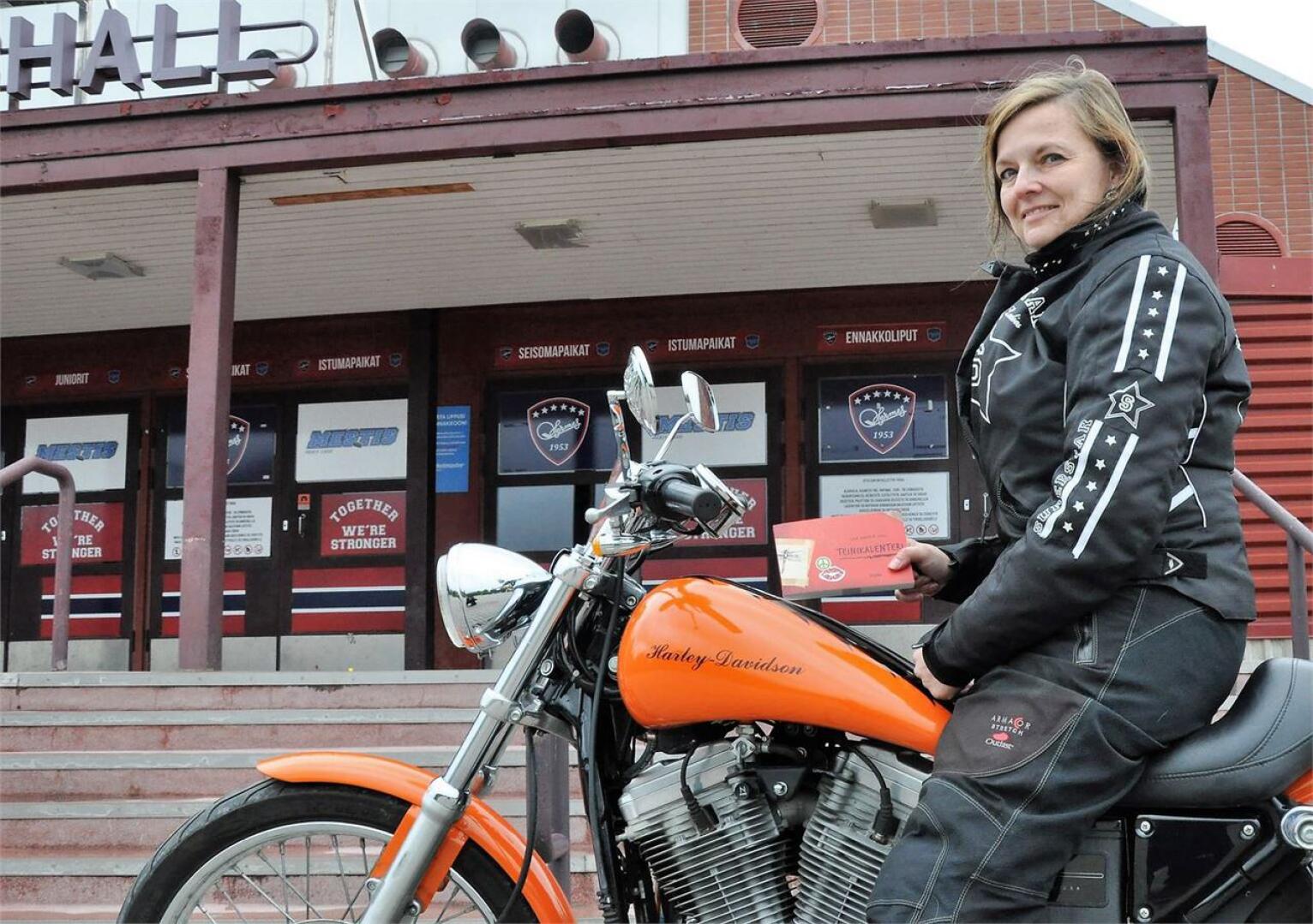 Teresa Myllymäen Teinikalenterin tarinassa oleellisia ovat niin moottoripyörä kuin Kokkolan jäähalli. Kuva: Maisa Järvelä