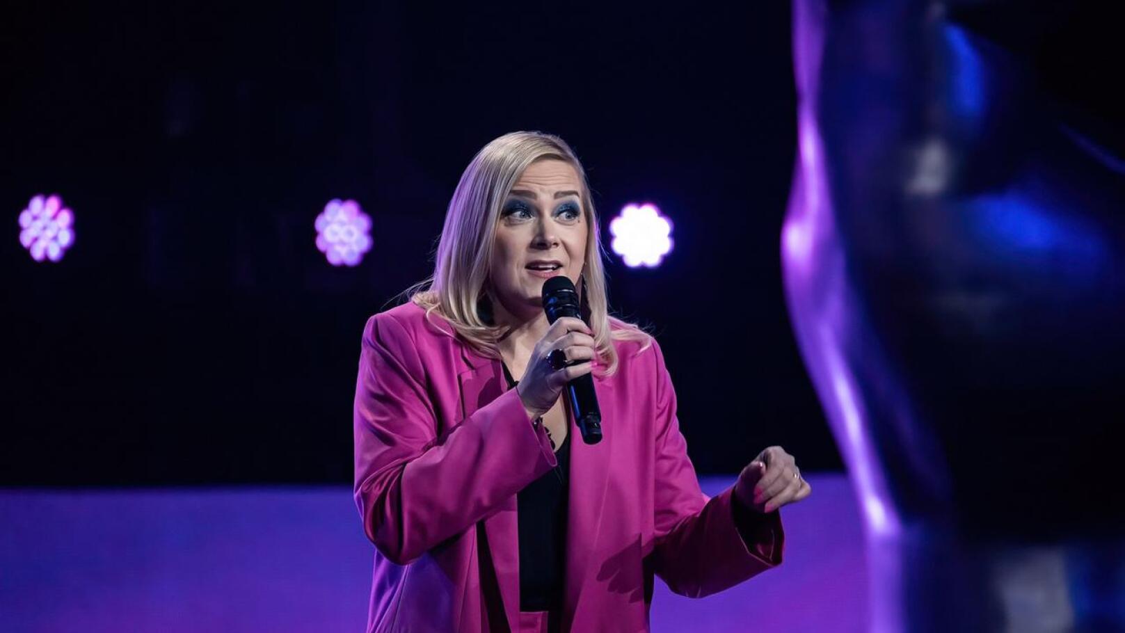 Ylivieskalainen Kati Saarilampi esitti kaksintaisteluissa Eemeli Nissin kanssa Samu Haberin kappaleen "Sä".