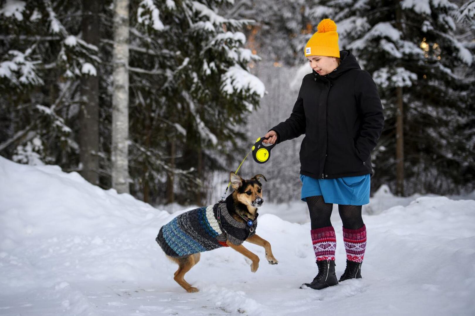 Koirien kanssa luonnossa liikkuminen auttoi Tiia Kariniemeä toipumaan. Rescue-koira Basti tarkenee hyvin neulotussa nutussaan.