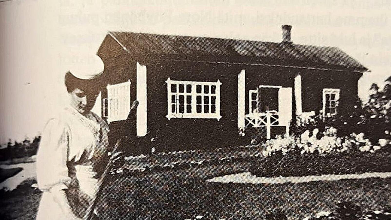 Ruusula on alkuperäinen Alamaan tilan rakennus. Kuva vuodelta 1912 kirjasta Sata vuotta ruustinnan koulua.