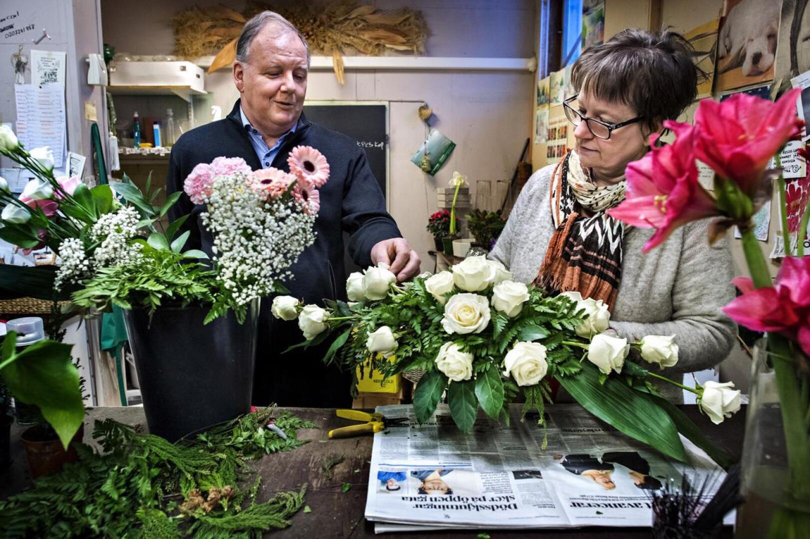 Yrittäjä Markku Lindholm ja myyjä-sitoja Anitta Saranpää kertovat, että valkoinen ruusu on suosituin kukka niin arkun päälle laskettavissa kukkavihkoissa kuin yksittäiskukkanakin.