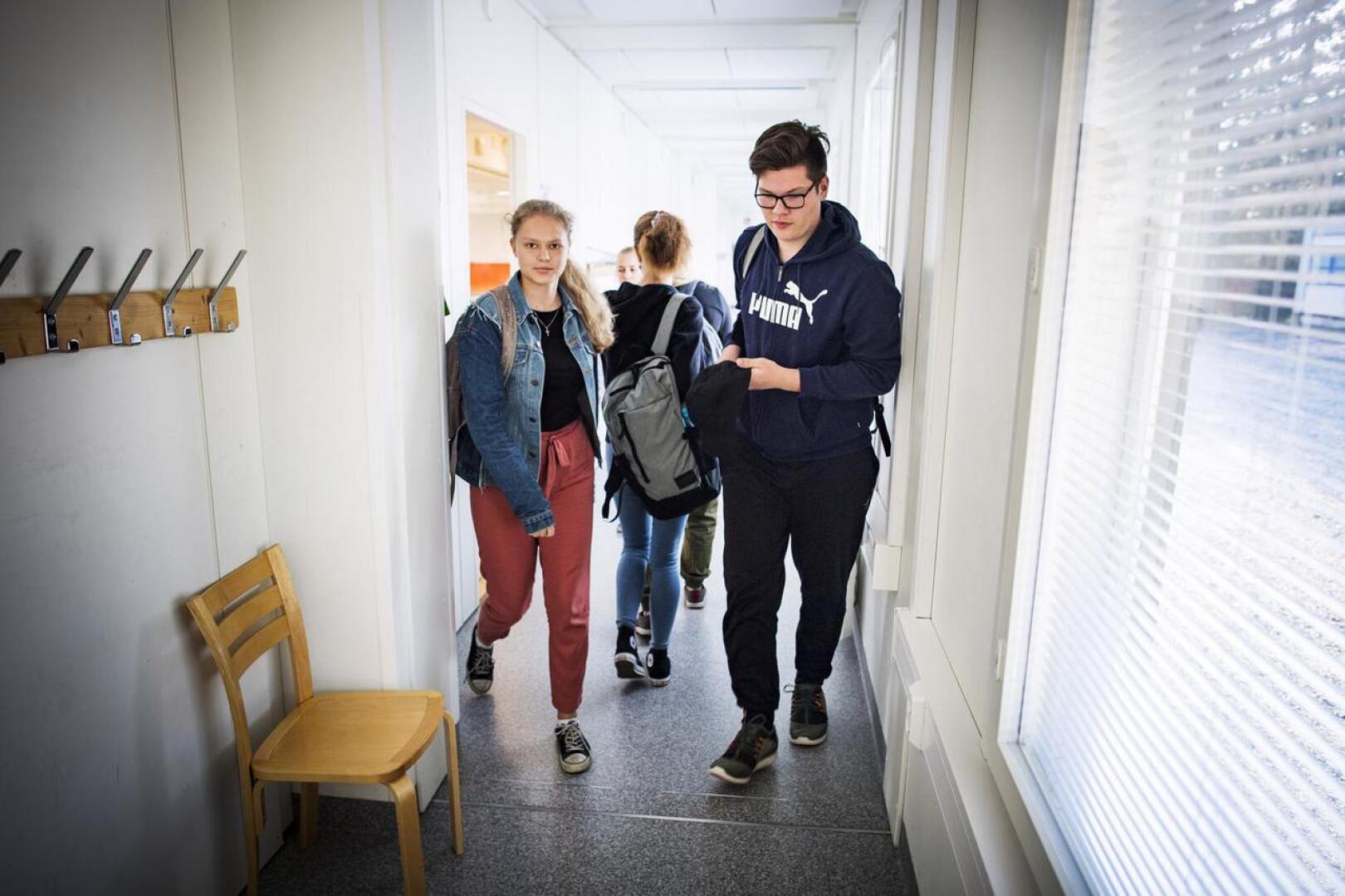 Noora Holmströmiltä ja Tuomas Alaselta sujuu matematiikka hyvin. He ovat toisella luokalla Ylivieskan lukiossa.
