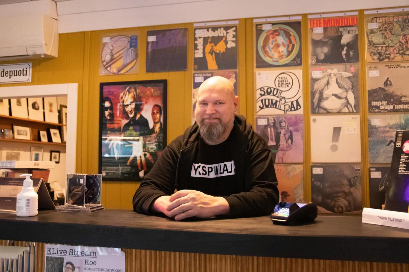Levykaupan pyörittämisen ja usean musiikkiyhtyeessä toimimisen lisäksi Hietalahti on mukana Ykspihlaja Sinfonia –dokumenttiteatteriteoksessa. 