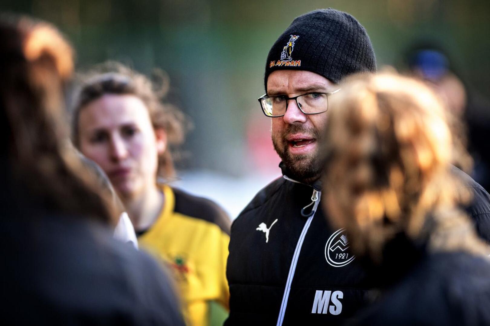 Magnus Slotte ilmoitti jättävänsä IK Myranin naisten edustusjoukkueen valmentajan tehtävät. Seura ilmoitti myös luopuvansa Naisten Ykkösen sarjapaikasta.