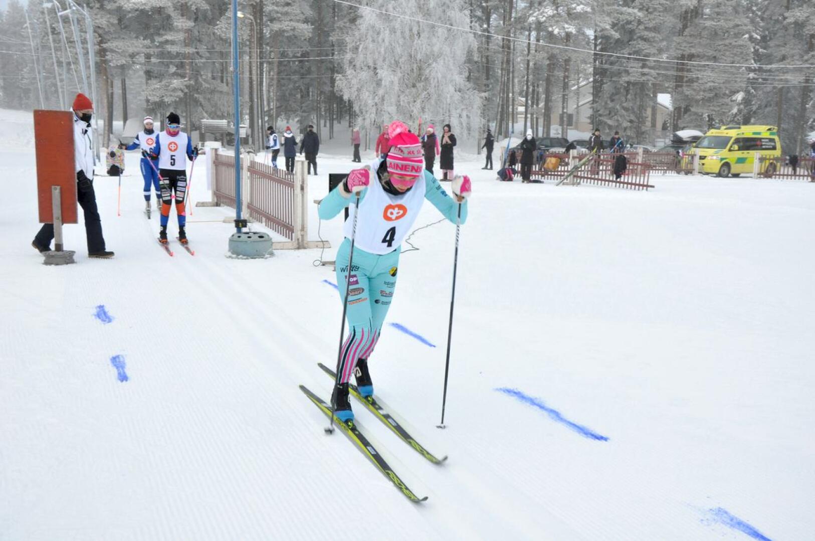Reisjärven Pilkkeen Peppi Leppälä starttasi ensimmäisenä kilpailijana matkaan Kaustisen kisoissa. Hän voitti 18-vuotiaiden viiden kilometrin kilpailun ylivoimaisesti. 