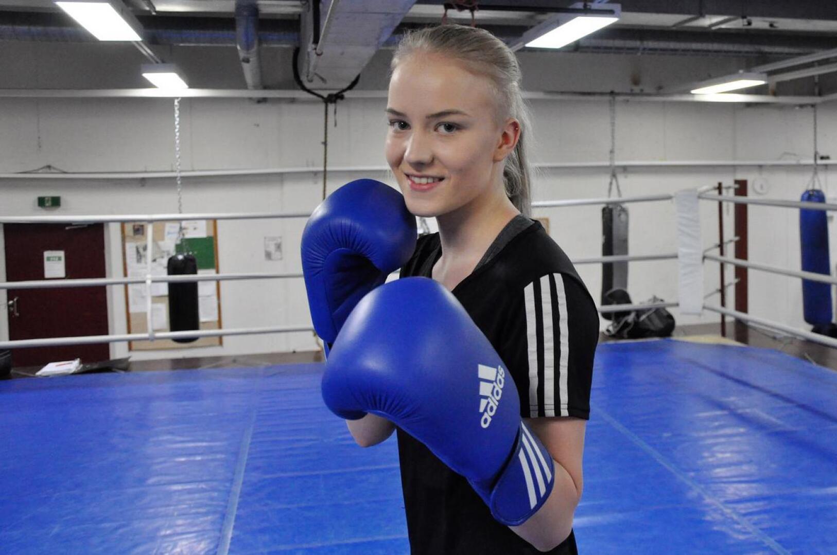 Olivia Kiviniemi tykkää treenata jäähallin nyrkkeilysalilla, josta löytyy kaikki harjoitteluun tarvittava.