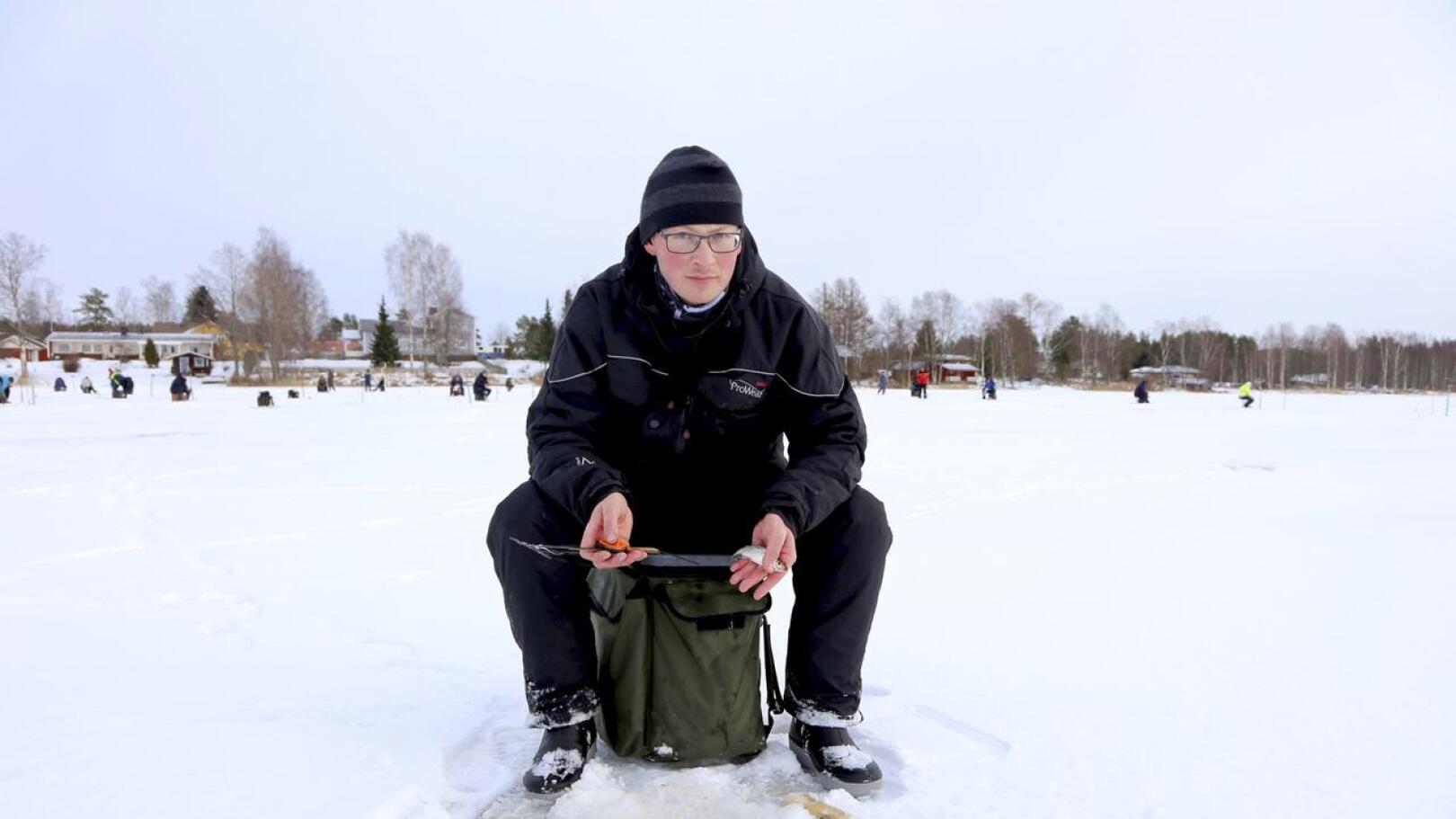 Antti Sillanpää tuli Räyringinjärvellä järjestetyssä mormuskoinnin esikisassa kolmanneksi. Kolmen viikon päästä järvellä kilpaillaan mormuskoinnin SM-mitaleista. 