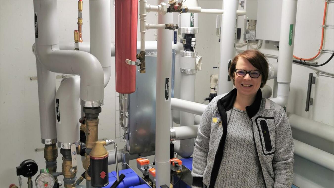 Energia-asiantuntija Henna Lohtander Kalajoen kaupungintalon lämmönjakohuoneessa.