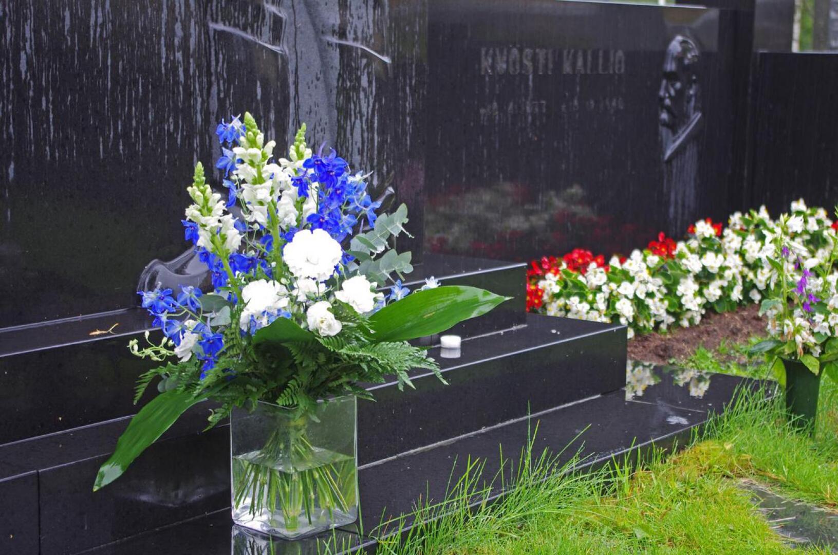 Kyösti Kallion hautamuistomerkki sai keskiviikkoaamuna valtioneuvoston kukkatervehdyksen.