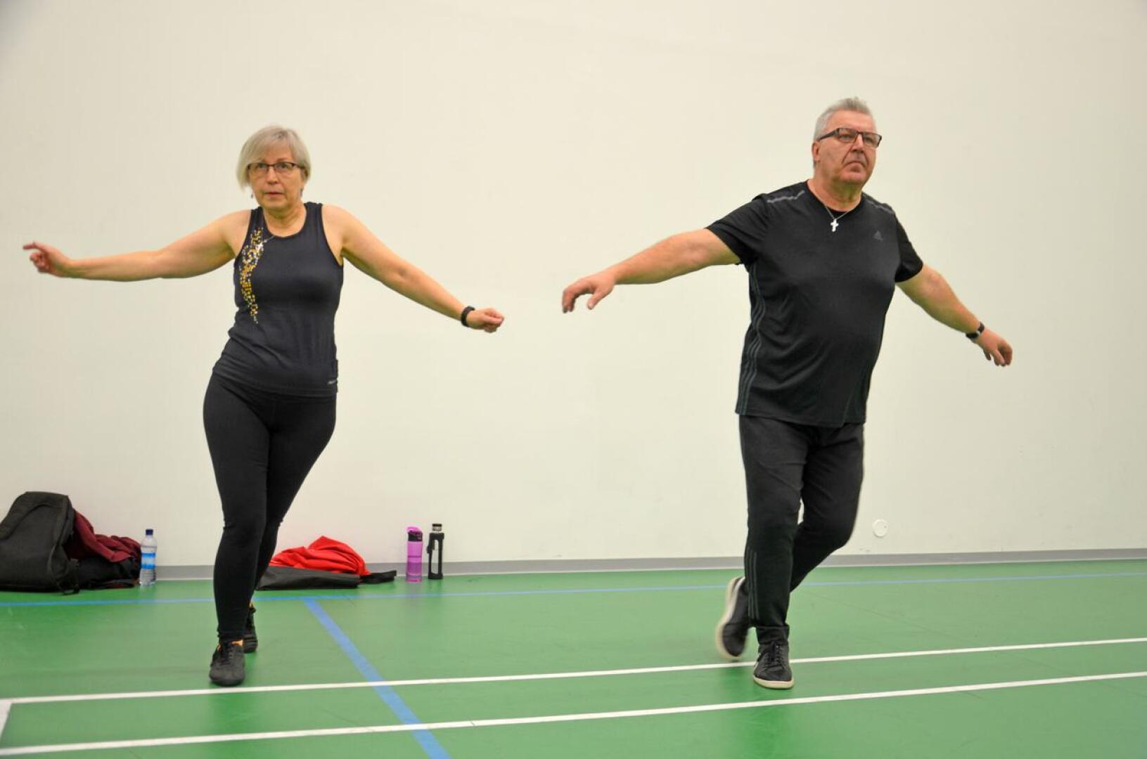 Eila ja Timo Qvist päättivät ryhtyä harrastamaan liikuntaa yhdessä nyt kun on hyvää aikaa panostaa terveyteen. Seniorilavis yllätti iloisesti. Siellä oppii kehon hallintaa ja se on myös hyvää aivojumppaa, lihashuoltoa unohtamatta.