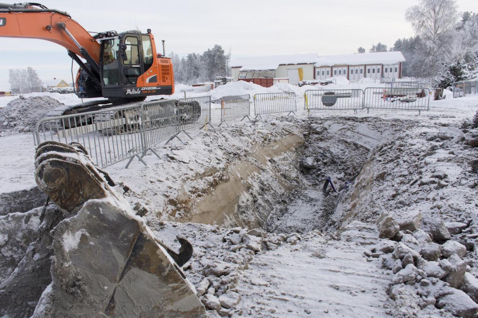 Kunnallista viemäriverkkoa laajennetaan parhaillaan Pitkäsenkylälle ja Tyngälle. Kuva viime talven työmaalta.