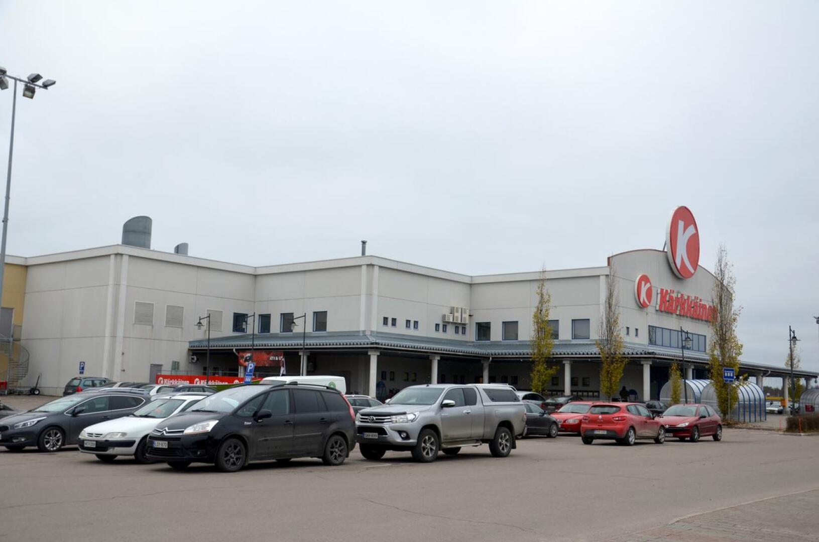 Tavarataloketju Kärkkäinen Oy:n toimitusjohtaja kehotti työntekijöitä kieltäytymään koronarokotteesta.