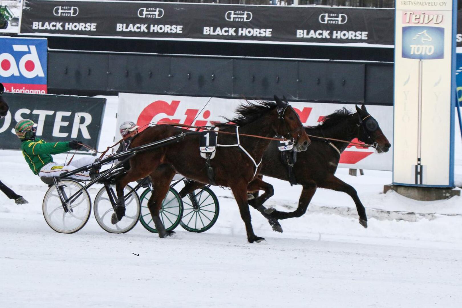 Toisen T75-kohteen voittajiksi julistettiin sekä Jukka Torvisen ohjastama Aurora´s Drem (no 1) ja Antti Teivaisen ajama Leemark´s Hector (no 4). Kyseessä on tällöin tasapäävoitto, jossa hevoset ylittävät maaliviivan yhtä aikaa. 