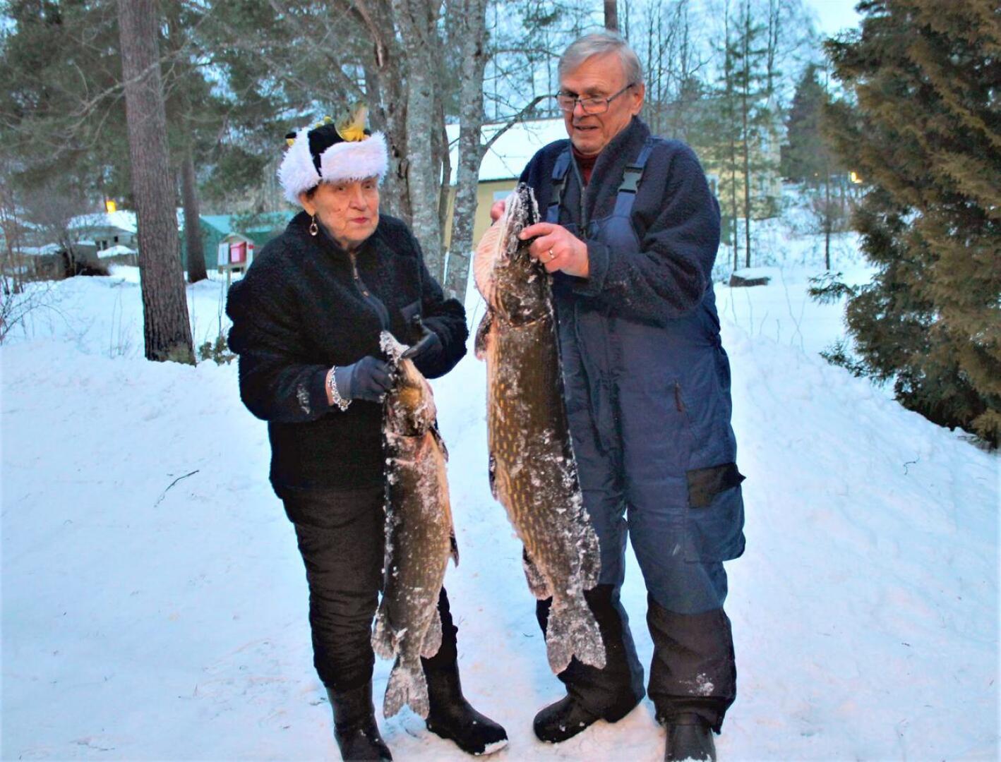 Haapajärviset Marja-Liisa Säily ja Kauko Liuska nostivat kaksi metrin vonkaleita Kuonanjärvestä. Säilyn saama pienempi hauki oli 97 senttiä ja painoi 8,3 kiloa. Isompi oli 1,13 metriä pitkä ja painoi 10,2 kiloa. 