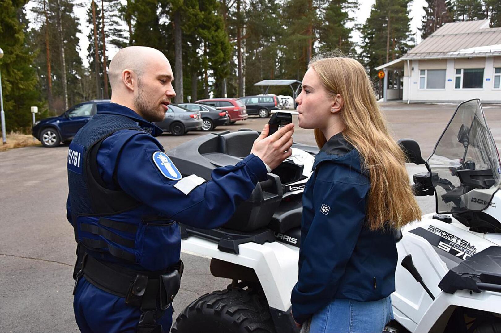 Poliisi Paavo Klintrup puhallutti Venla Kanulaa, joka oli tullut mönkijällä kouluun. ''Helppo juttu'', totesi Klintrup, kun mittari näytti nollaa. 
