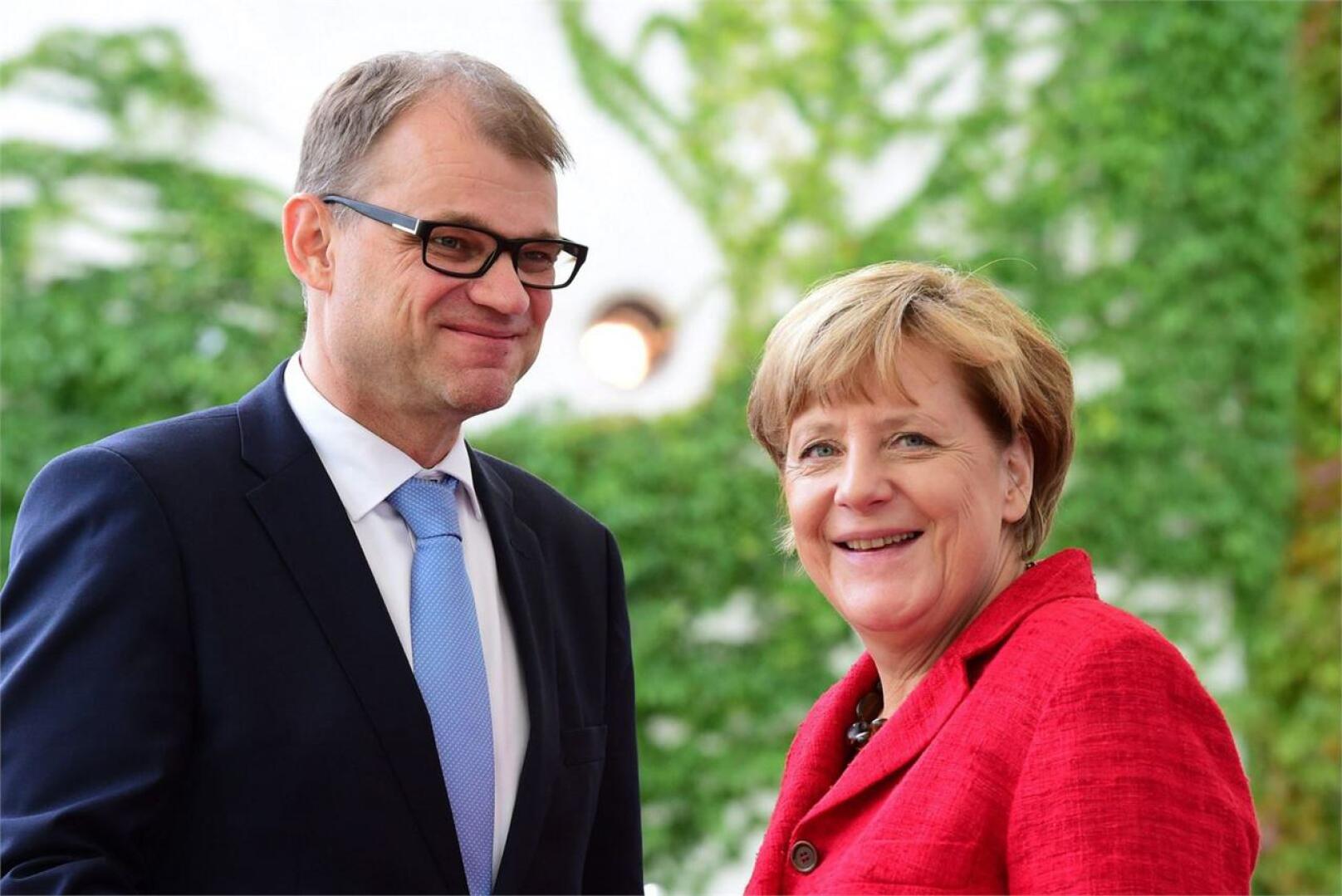 Sipilän ja Merkelin odotetaan keskustelevan muun muassa EU:n puolustusyhteistyöstä, jota linjataan huomenna huippukokouksessa. LEHTIKUVA/AFP