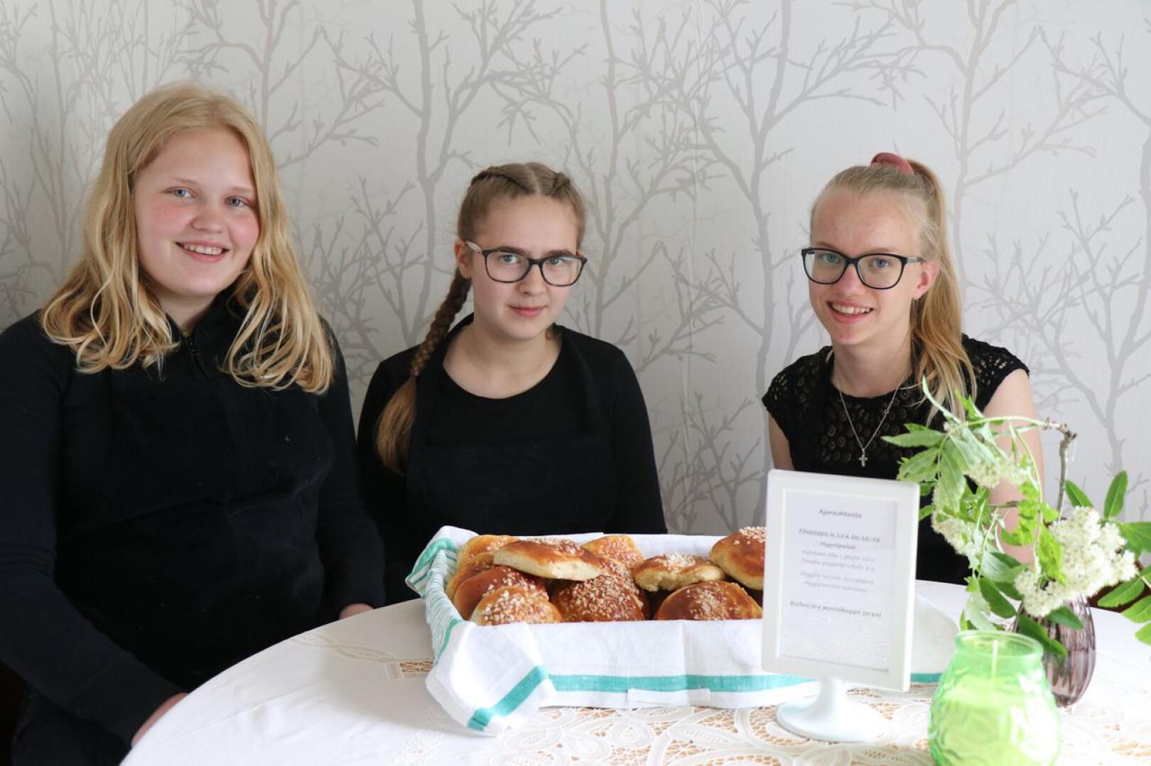Soile Syrjälä, Laura Peltokangas ja Julia Humalajoki leipoivat kahvilan tuotteet itse Punaisen mökin kesäkahvilaan. Yritys pääsi vuoden 4H-yritysten finaaliin ja voittaja on tiedossa maaliskuussa. 