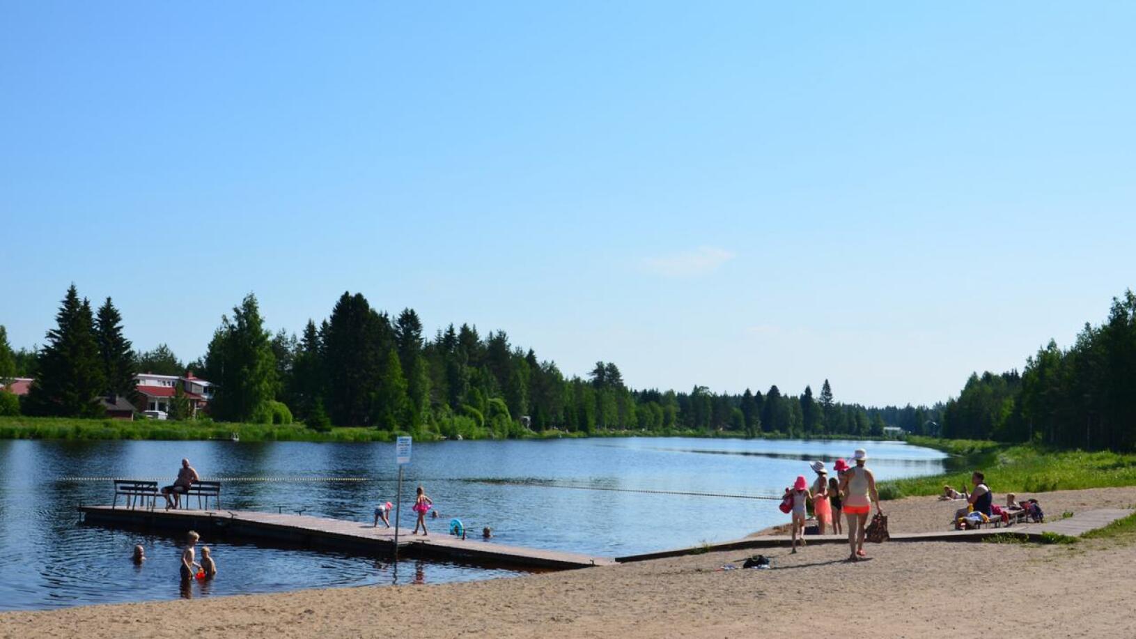 Viime viikolla havaittu sinilevä ei enää estä uimista Hamarin uimarannalla. Sama pätee Nivalan Pidisjärven Kyläojan rantaan.