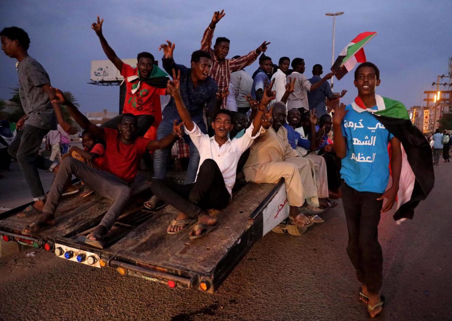 Sudanilaiset iloitsivat kaduilla sopimuksen allekirjoittamisen jälkeen lauantaina.
