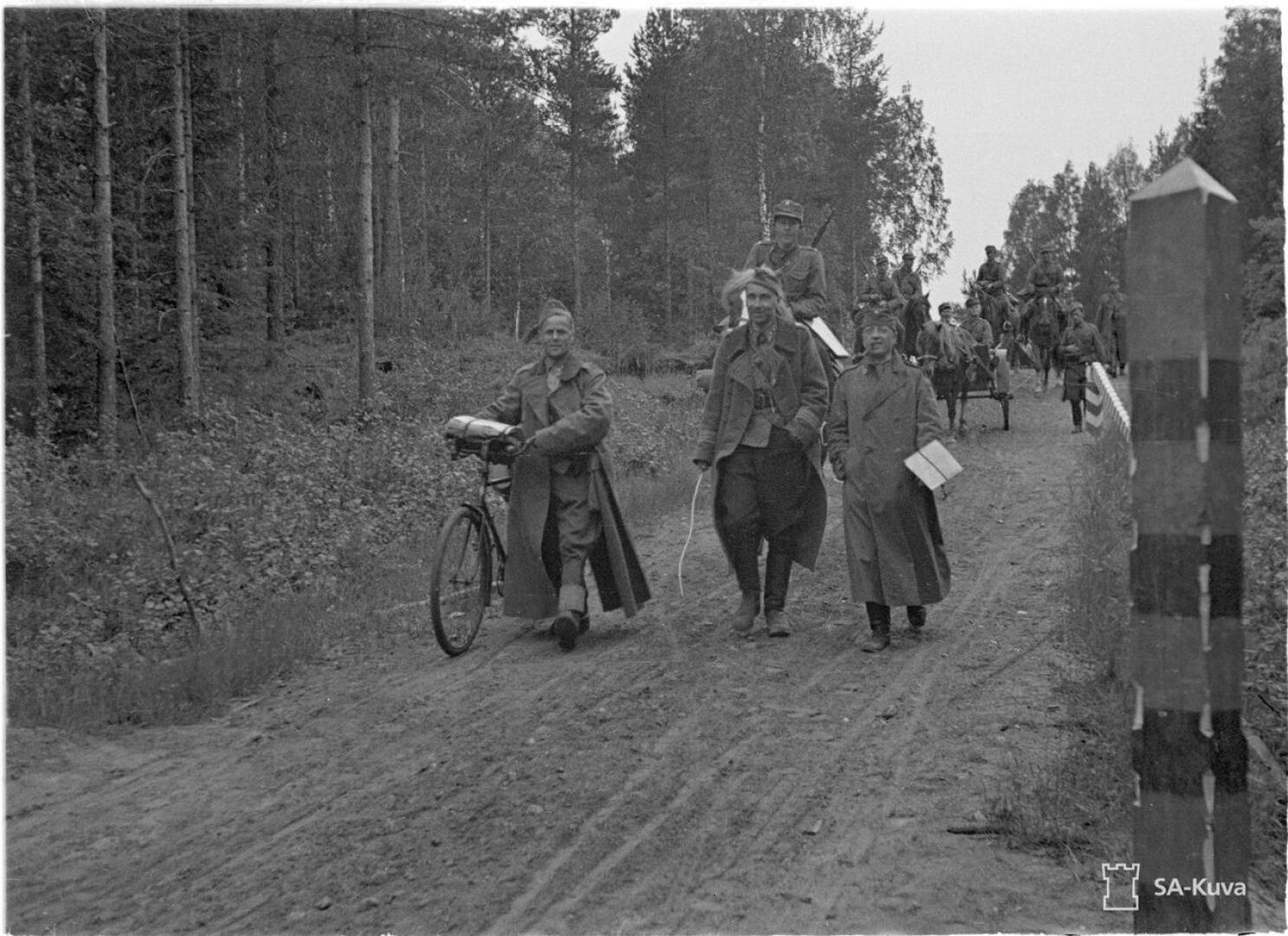 Everstiluutnantti Susitaipaleen esikunta marssi valtakunnan rajan yli Värtsilän Ilomäessä heinäkuun alussa 1941.