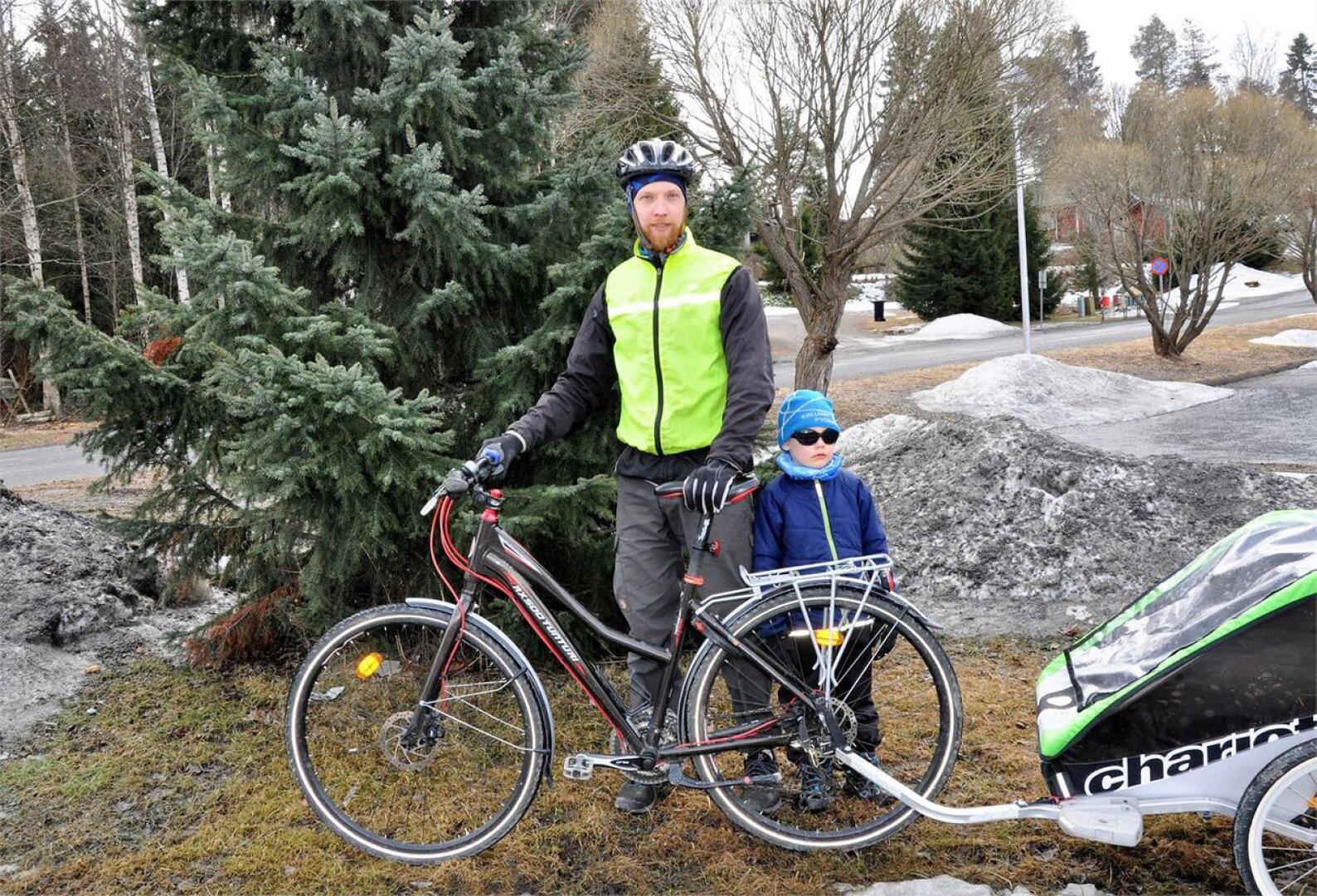 Mikko Nikkilä on ollut suunnittelemassa Kälviän ympäriajoa. Perheen poika Elias on nuoresta iästään huolimatta jo kokenut pyöräilijä. Kuva: Seppo Järvelä