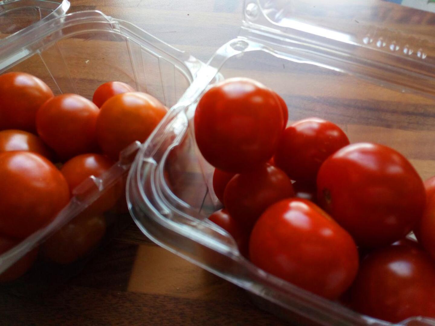 Takapakki muovin välttelyssä. Olen ryhtynyt ostamaan valmiiksi pakattuja tomaatteja.