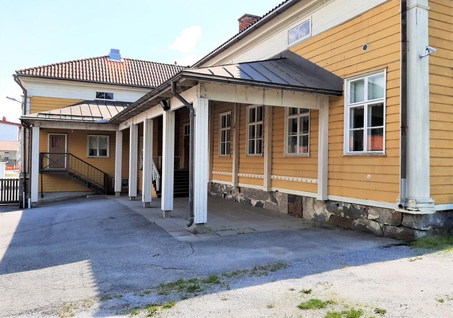 Keskustassa sijaitseva Nordmanin koulu on rakennettu jo vuonna 1840. Halukkaat voivat tehdä siitä tarjouksia elokuun alkupuolelle asti.