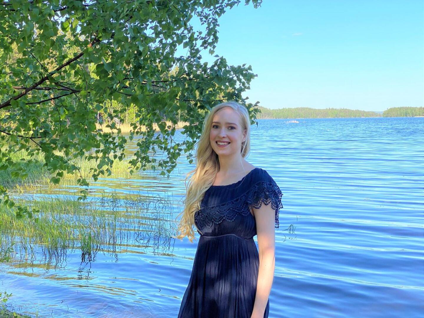 Miss Hiekkasärkät 2020 Krista Oksanen lomailee luonnossa liikkuen.