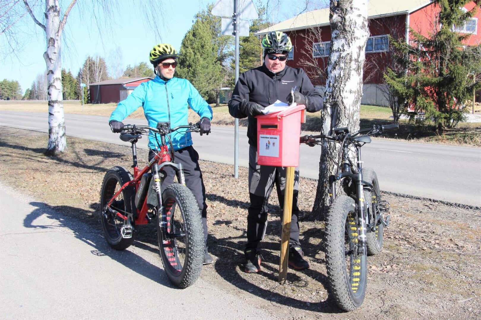 Harrastekoordinaattori Miika Tenhunen (vas.) ja liikuntaneuvoja Jarmo Kivioja kannustavat kuntalaisia postilaatikkopyöräilyyn. Pyöräillessä on tärkeä muistaa liikennesäännöt.