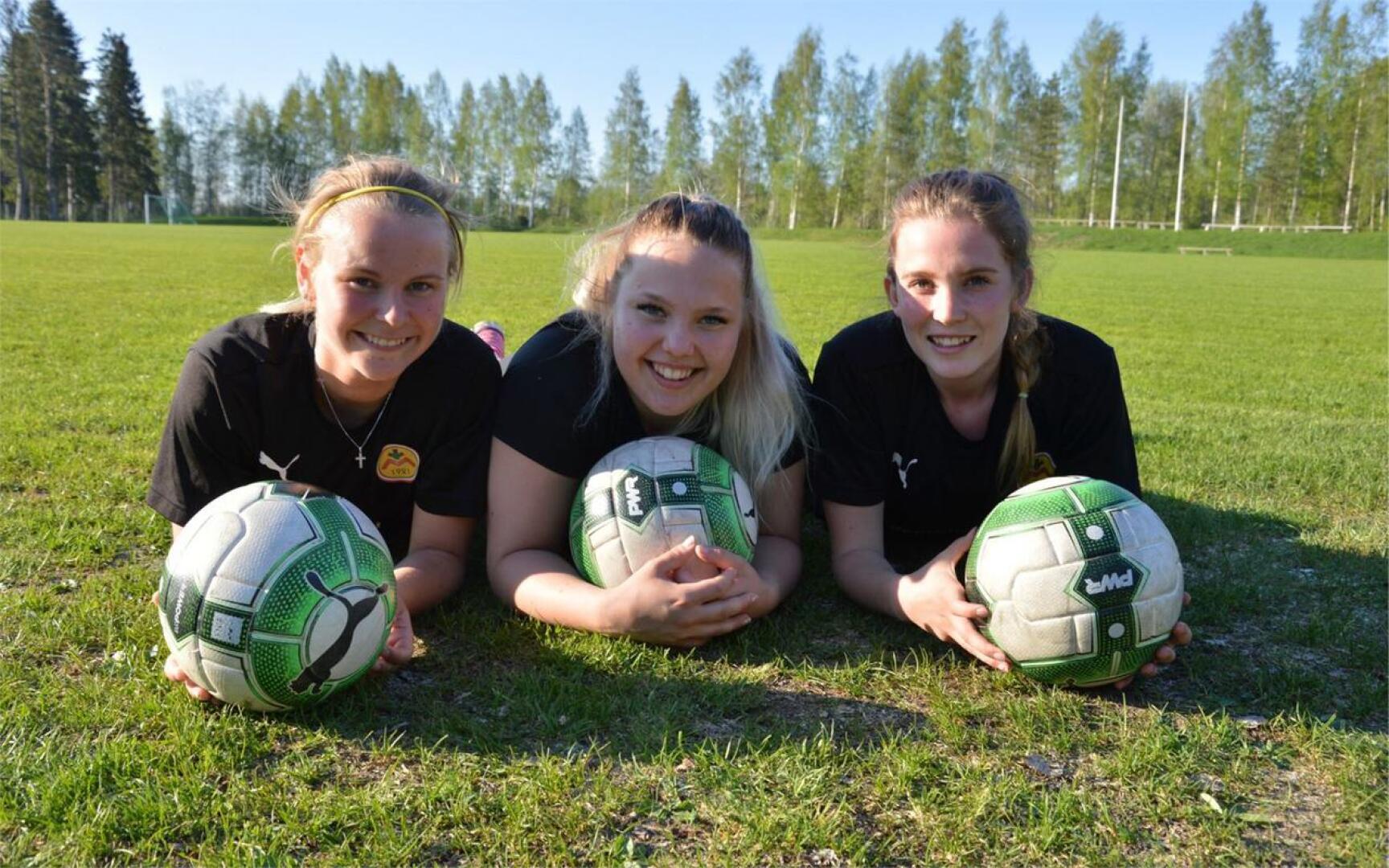  IK Myranin naisten jalkapallon edustusjoukkueessa pelaavat Marie-Helén Prest, Laura Wentjärvi ja  Emma Malkamäki vaalivat hyvää joukkuehenkeä niin kentällä kuin sen ulkopuolellakin. 