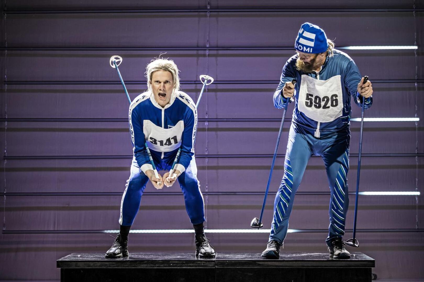 Kokkolan kaupunginteatterissa hiihdetään jälleen; Tomi Turunen ja Jarkko Mikkola.