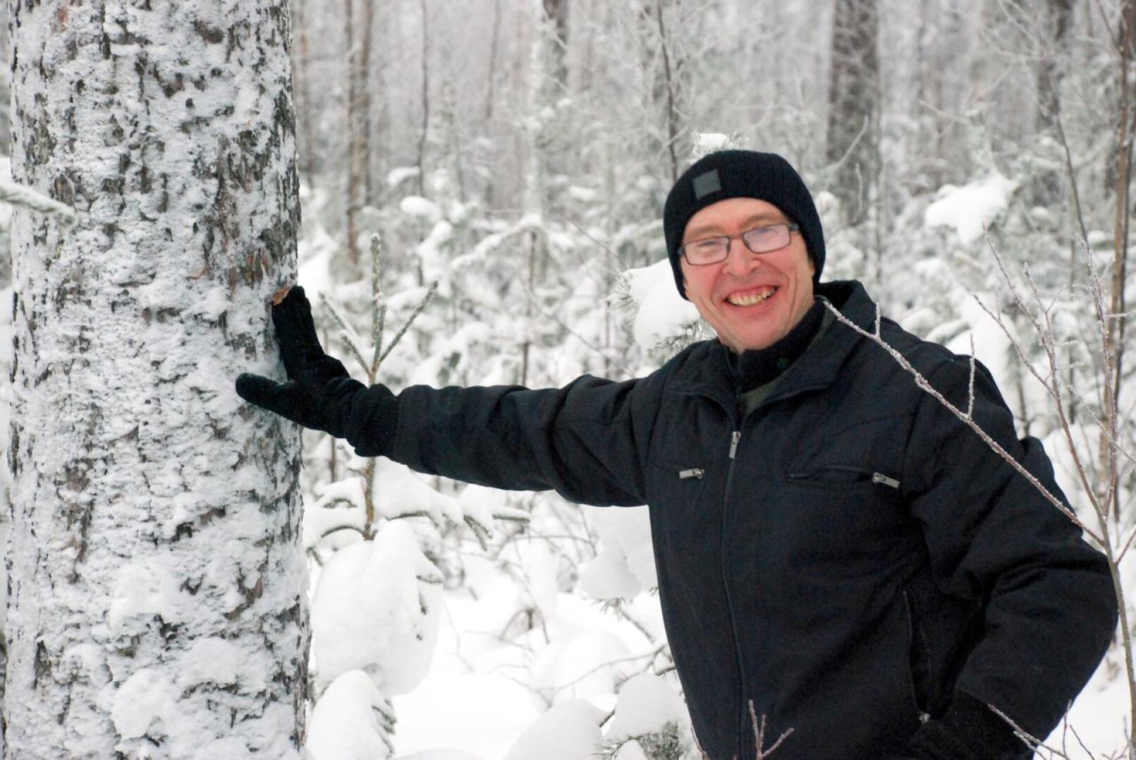 Nivalalainen Juhani Kumpusalo on vahva metsäalan vaikuttaja alueella. Hän on sekä Metsänhoitoyhdistys Pyha-Kalan hallituksen että yhteismetsän hoitokunnan puheenjohtaja.