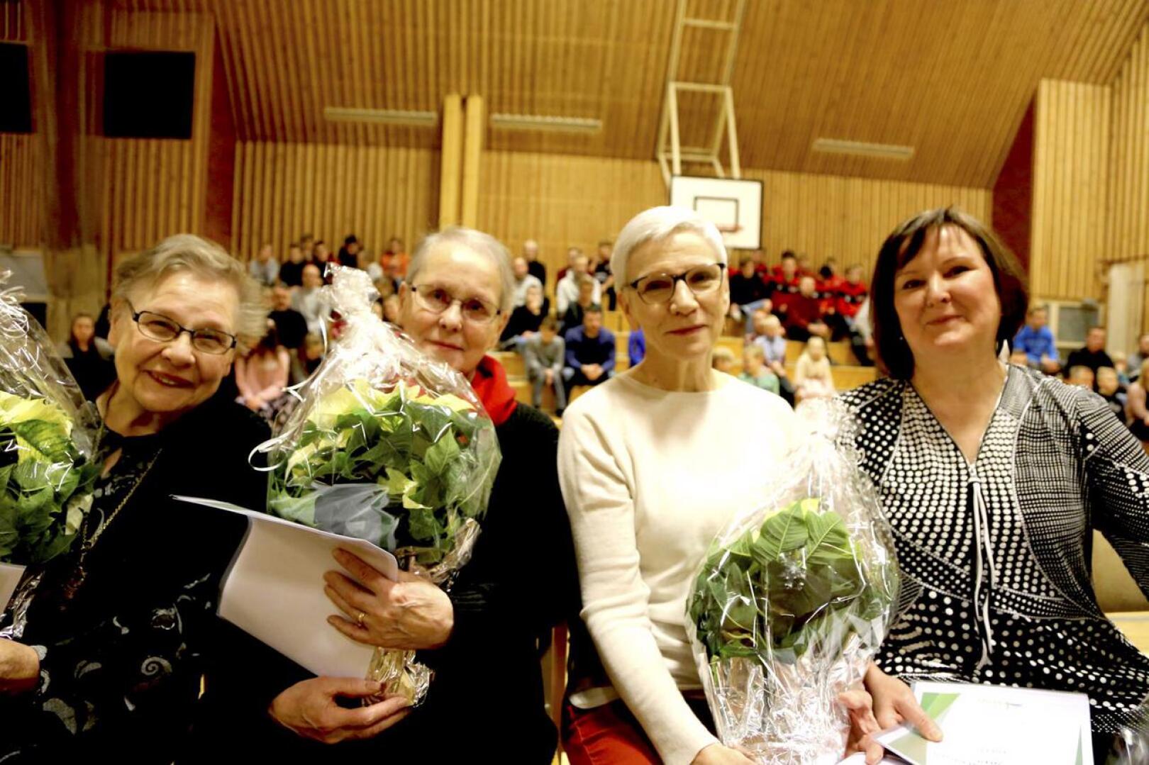 Poetasta Irja Tunkkari, Paula Saari, Tuula Pulkkinen ja Hilkka Klemola noutivat ryhmälle myönnetyn Vetelin kunnan kulttuuripalkinnon. 