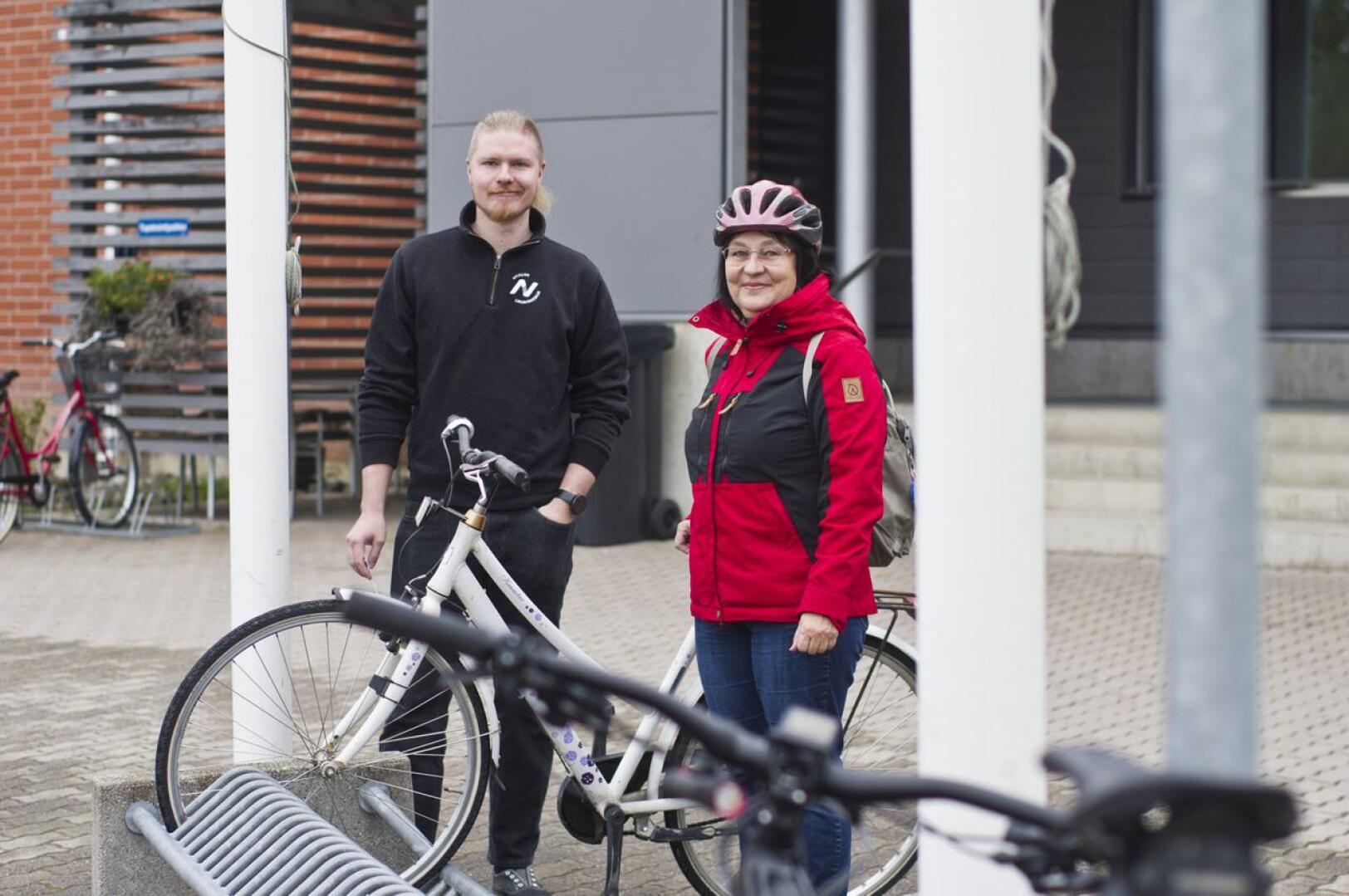 Liikuntasihteeri Henri Heiska ja pyöräilykisan arvonnan voittaja Maija Honkanen lahjakortteineen.