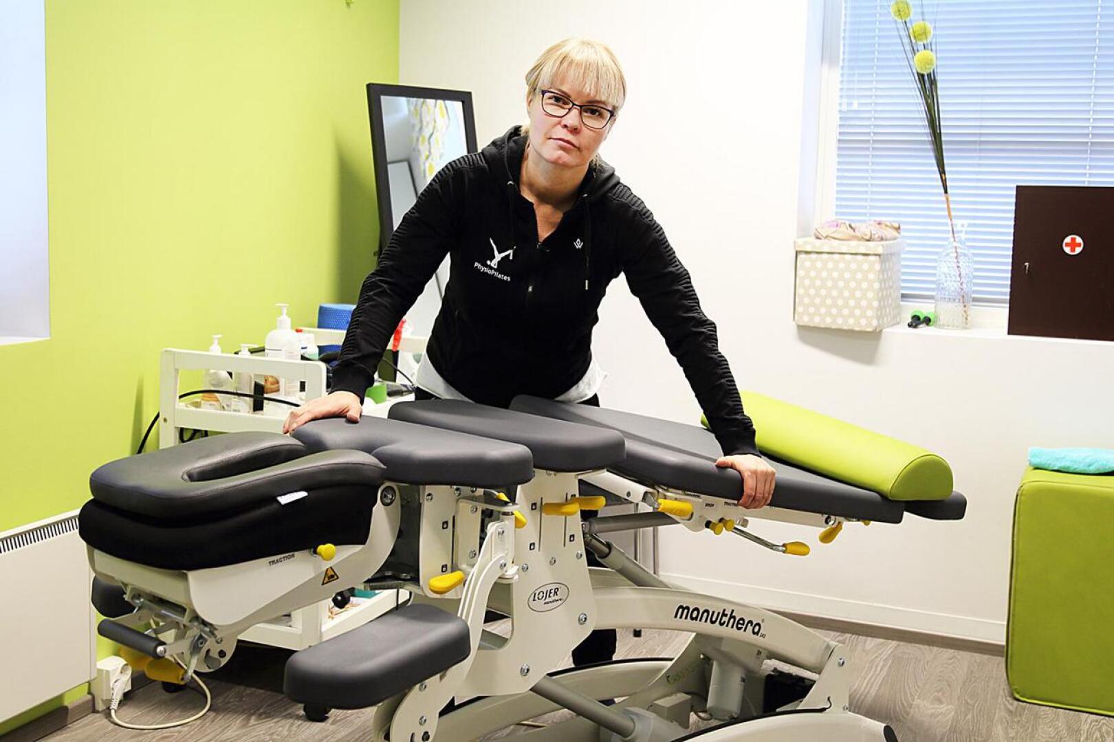 Piia Härkönen käyttää hoidoissaan Manuthera-mobiilisaatiopöytää, jolla potilasta pystytään liikuttamaan terapeuttisesti ja anatomisesti luonnollisiin asentoihin.